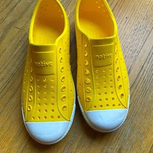 Gorgeous yellow Native Jefferson shoes